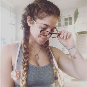 Meet your Posher, Ana